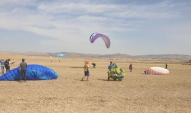 Ayaş Yamaç Paraşütü Tandem (çift kişilik) uçuşu.